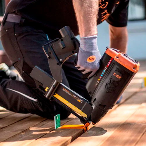 Skjult montering af terrassebr&aelig;dder