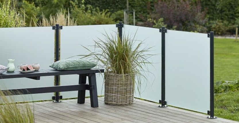 PLUS glashegn med klart og røgfarvet glas til terrasse og have